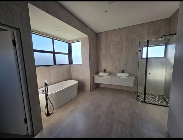 4 BEDROOM HOUSE FOR SALE IN MIDSTREAM HEIGHTS